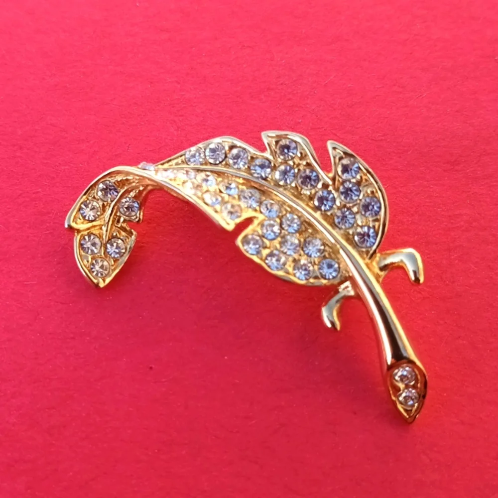 Vintage Gold tone rhinestone feather pin/brooch. - Picture 1 of 10